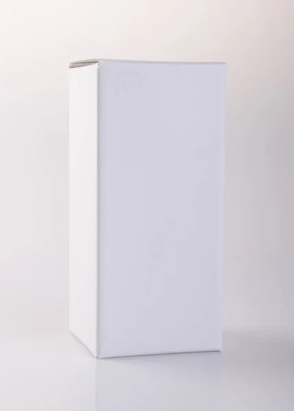 Caja o caja en blanco sobre fondo . Fotos De Stock