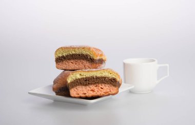 çörek veya çörek ve kahve bir arka plan üzerinde.