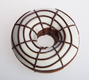 çörek veya bir arka plan üzerinde çikolatalı çörek.