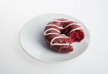 çörek veya çörek ısırık bir arka plan üzerinde eksik.