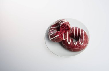 çörek veya çörek ısırık bir arka plan üzerinde eksik.