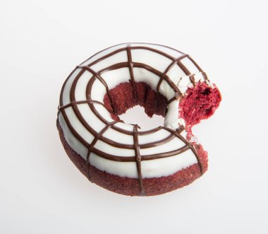 çörek veya çörek ısırık bir arka plan üzerinde eksik.