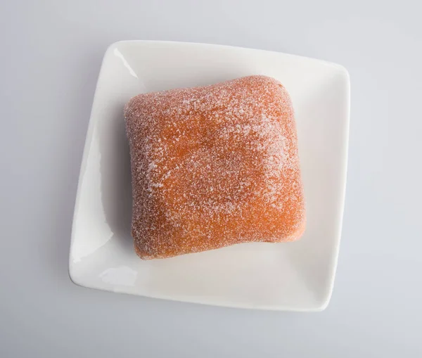 Rosquilla o rosquilla de azúcar sobre un fondo . —  Fotos de Stock