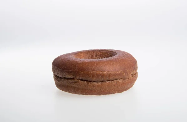 Donut ou donut fresco em um fundo . — Fotografia de Stock