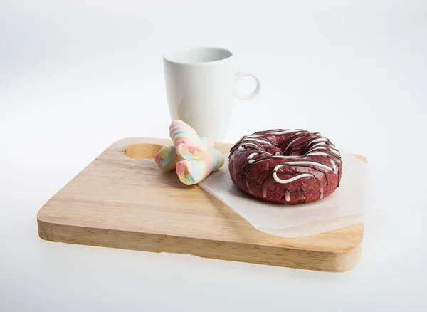 Donut eller donut och kaffe på en bakgrund. — Stockfoto