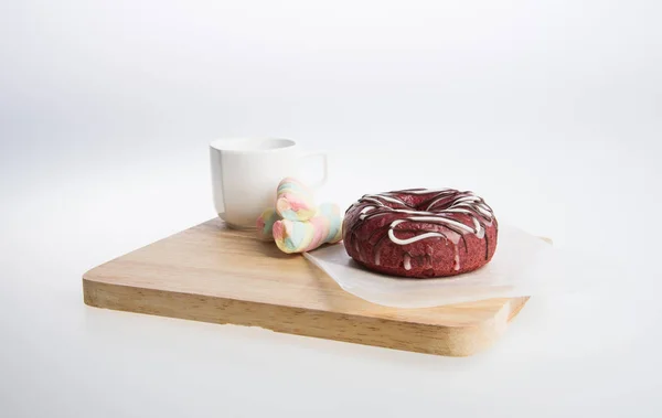 Donut eller donut och kaffe på en bakgrund. — Stockfoto