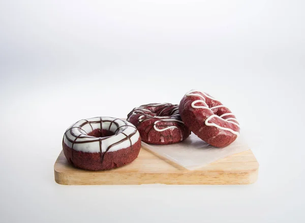 Donut eller färsk donut på en bakgrund. — Stockfoto