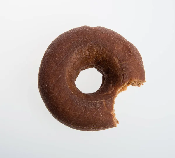 Donut oder Donut mit fehlendem Biss auf Hintergrund. — Stockfoto