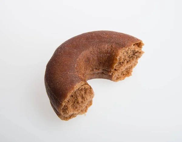 Donut ou donut com mordida em falta em um fundo . — Fotografia de Stock