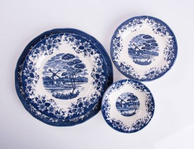 plaka veya arka plan üzerinde elle boyanmış plaka üzerinde çiçek.