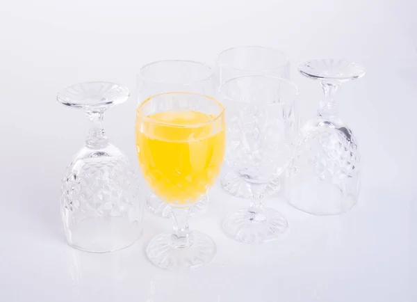 Χυμό πορτοκαλιού σε γυαλιά σε άσπρο φόντο. — Φωτογραφία Αρχείου