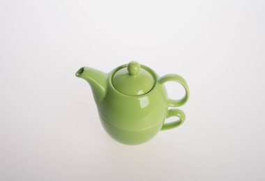 Çay potu seti veya porselen çaydanlık ve bardak arka plan üzerinde.