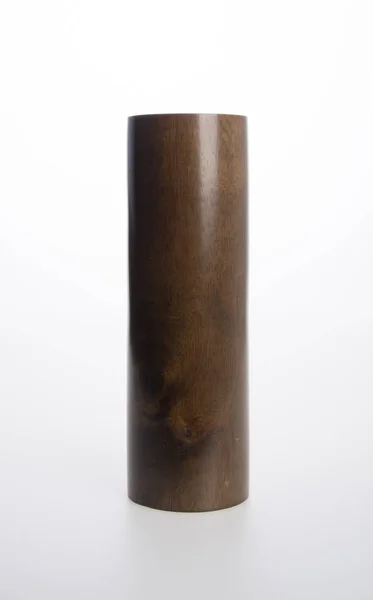 Ваза или деревянная ваза, разработанная в современном стиле, хорошо подходит для домашнего декора — стоковое фото