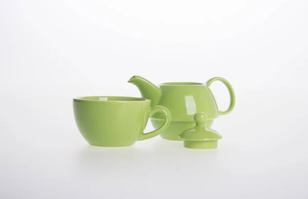 茶锅集或瓷茶壶和背景上的杯子. — 图库照片