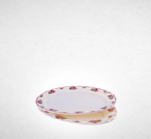 Deska nebo prázdný talíř na pozadí. — Stock fotografie