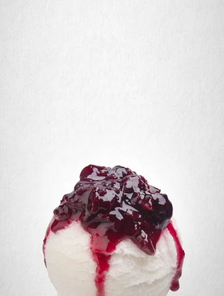 Dondurma veya arka plan üzerine Topingler ile dondurma. — Stok fotoğraf