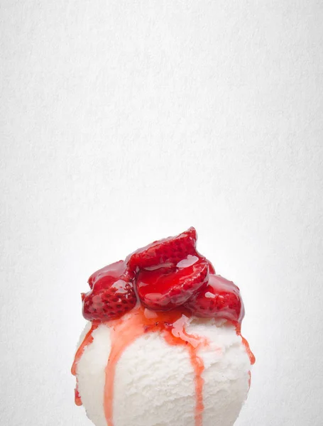Ijs met aardbeien toppings op achtergrond. — Stockfoto
