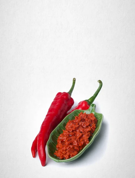Chili o pimiento rojo seco sobre un fondo . — Foto de Stock