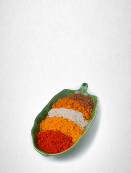 Chili o pimiento rojo seco sobre un fondo . — Foto de Stock