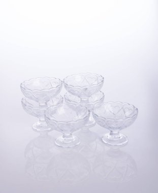 cam kase veya kristal cam kase arka plan üzerinde.