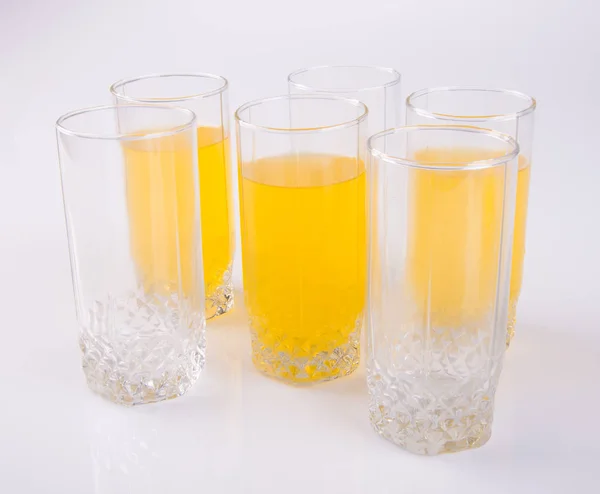 Succo d'arancia in bicchieri su sfondo bianco . — Foto Stock