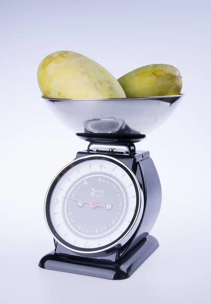 Schalen voor keuken of Keukenweegschaal met mango. — Stockfoto