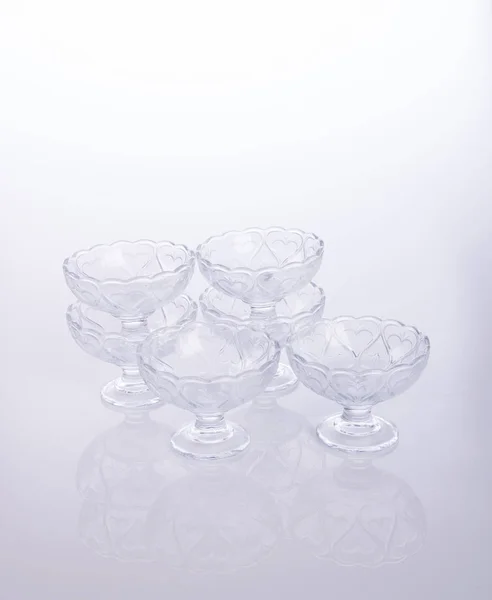 Glasskål eller kristall glasskål på bakgrund. — Stockfoto