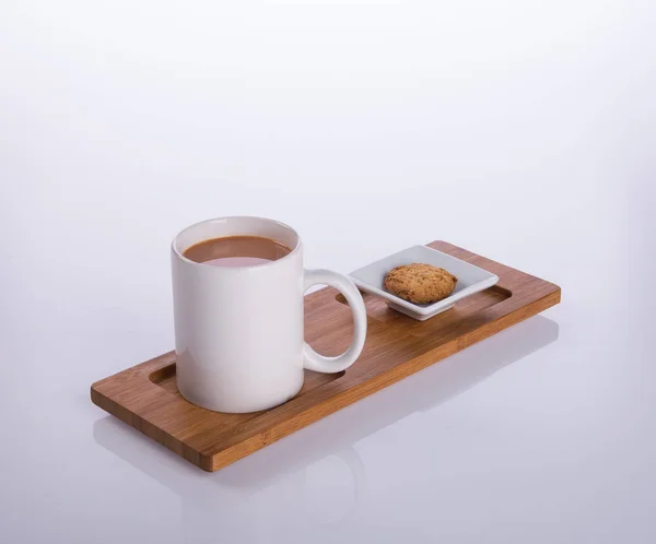 Café ou café avec biscuits sur fond . — Photo