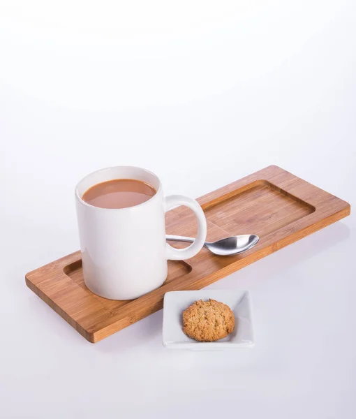 Café ou café avec biscuits sur fond . — Photo