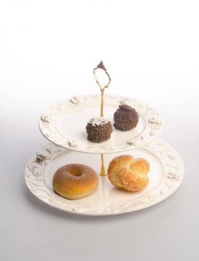 tepsi ya da arka plan üzerinde tatlı ile servis tepsi.