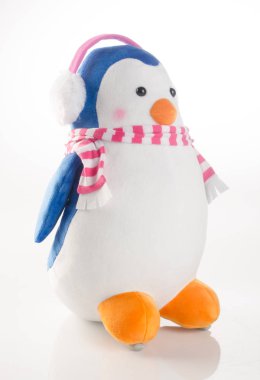 oyuncak ya da arka plan üzerinde komik el yapımı oyuncak penguenler.