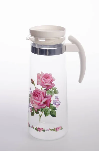 Frasco de água ou frasco de vidro vazio em um fundo . — Fotografia de Stock