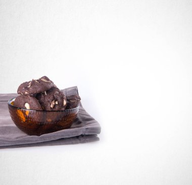 Kurabiye ya da badem çikolatalı çerezleri arka plan üzerinde