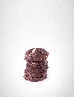 Kurabiye ya da badem çikolatalı çerezleri arka plan üzerinde.