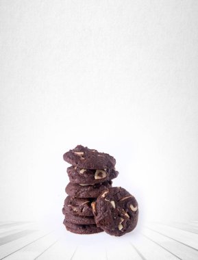 Kurabiye ya da badem çikolatalı çerezleri arka plan üzerinde