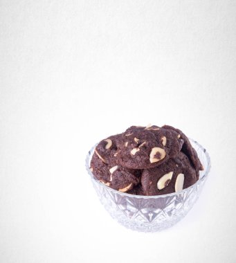 Kurabiye ya da badem çikolatalı çerezleri arka plan üzerinde