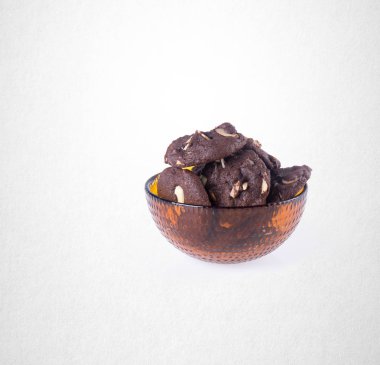 Kurabiye ya da badem çikolatalı çerezleri arka plan üzerinde.