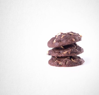 Kurabiye ya da badem çikolatalı çerezleri arka plan üzerinde