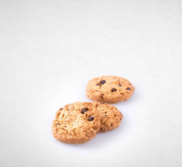 Cookies ou biscuits aux pépites de chocolat sur fond . — Photo