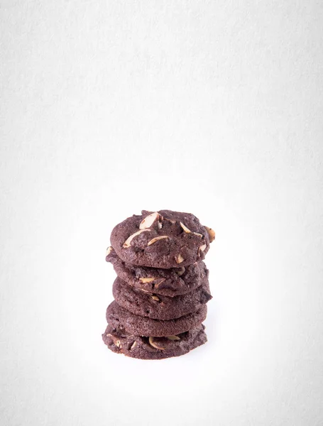 Cookies ou biscuits au chocolat aux amandes sur fond . — Photo
