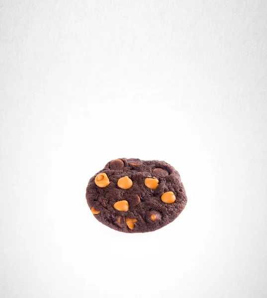 Cookies ou biscuits au chocolat sur un fond . — Photo