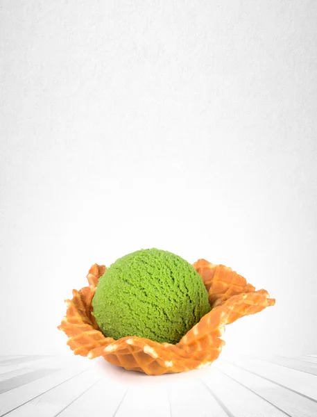 Colher de sorvete ou bola de sorvete no fundo . — Fotografia de Stock