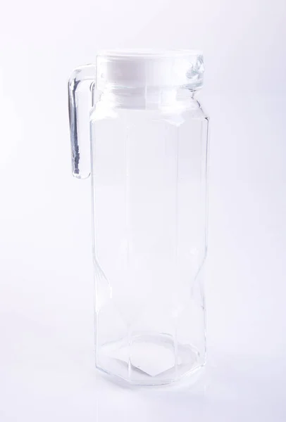 在背景上的水罐子或空玻璃罐 — 图库照片