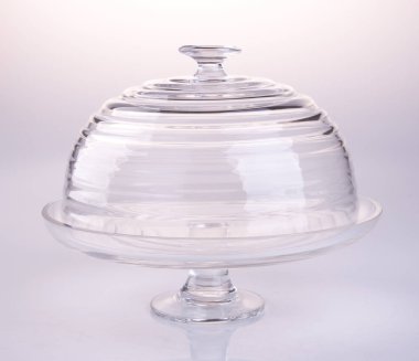 bir backgeound üzerinde stand veya cam kek tepsi pasta