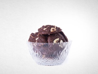 Kurabiye ya da badem çikolatalı çerezleri arka plan üzerinde.