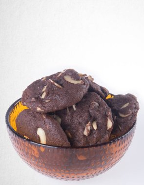 Kurabiye ya da badem çikolatalı çerezleri arka plan üzerinde.