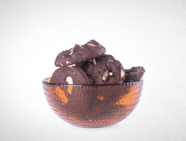 Kurabiye ya da badem çikolatalı çerezleri arka plan üzerinde.