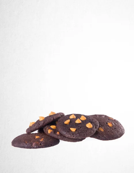 Cookies of cookies van chocolade chips op achtergrond. — Stockfoto