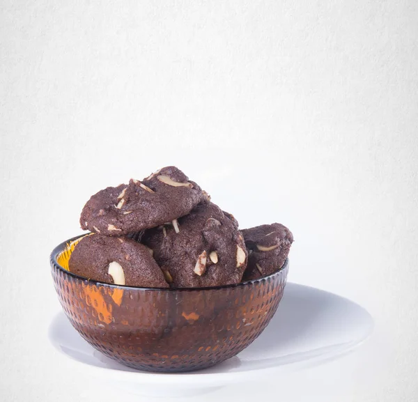 Kurabiye ya da badem çikolatalı çerezleri arka plan üzerinde.