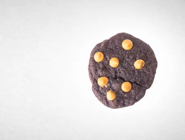 Cookies ou biscuits aux pépites de chocolat sur fond . — Photo